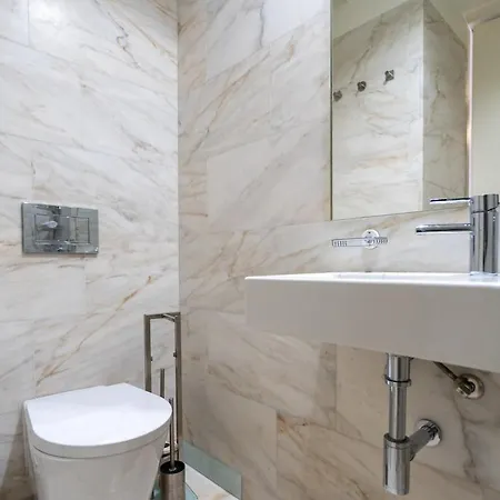 Vintage 1-bedroom Oasis Center *