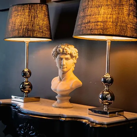 Vintage 1-bedroom Oasis Center *